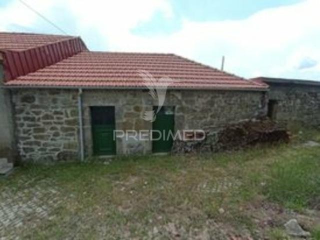 Moradia geminada em pedra granito p/ recuperar Vila real