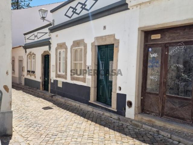 MORADIA GEMINADA ENCANTADORA DE DOIS QUARTOS, RENOVADA, COM PÁTIO, JARDIM E TERRAÇOS EXTERIORES NO CENTRO HISTÓRICO DA BELA VILA DE TAVIRA