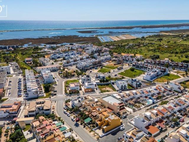 Moradia geminada espaçosa perto de todas as comodidades na F. 186m² Moncarapacho e Fuseta