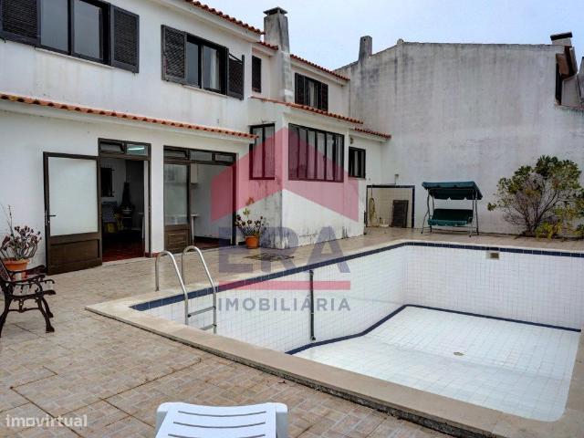 Moradia geminada localizada no Pinhal em bidos
