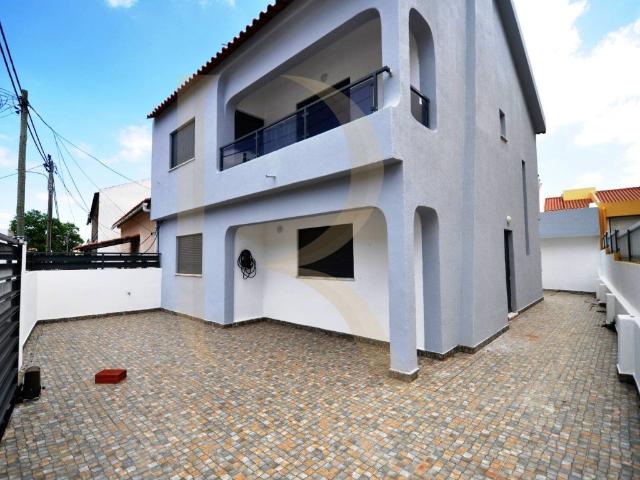 Moradia geminada remodelada T3+2 com logradouro, anexo e ter. 0m² Amora