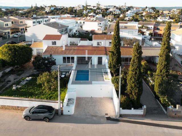 Moradia geminada renovada para venda na Praia da Luz, Lagos 89m² Praia da Luz