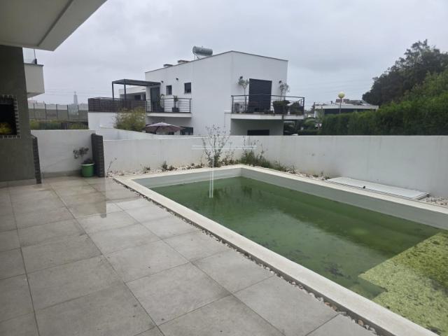 Moradia geminada T4+1, arquitetura contemporânea com piscina Alto do Índio
