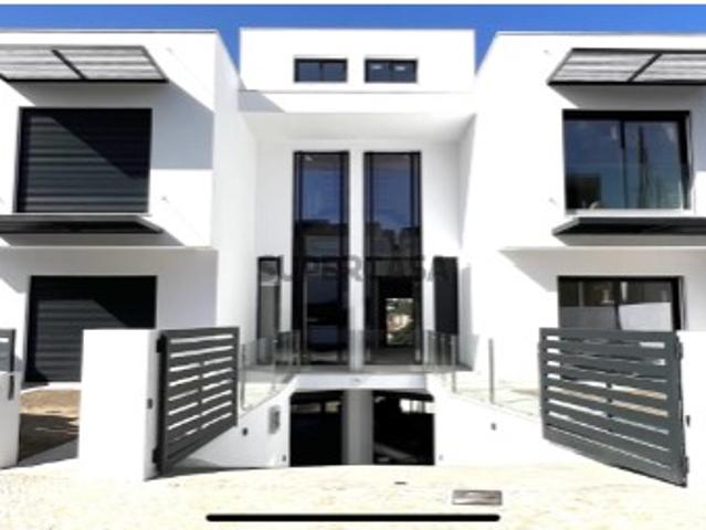 Moradia Geminada T4+1 com Piscina