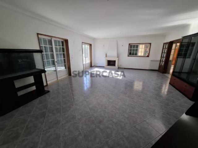Moradia Geminada T4+1 em Mataduços Esgueira