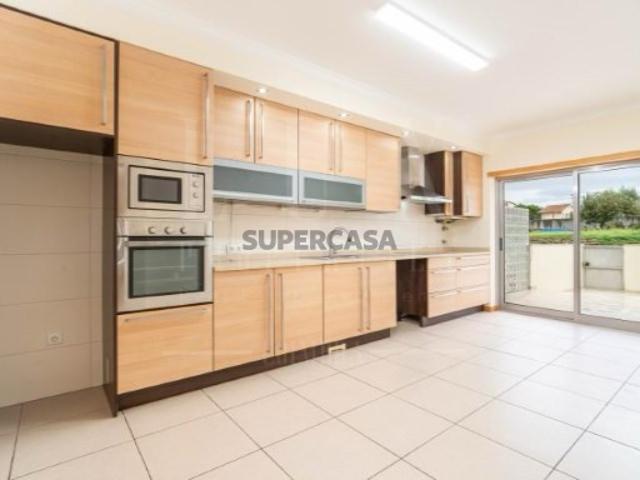 Moradia Geminada T4+1 Renovada Cernache
