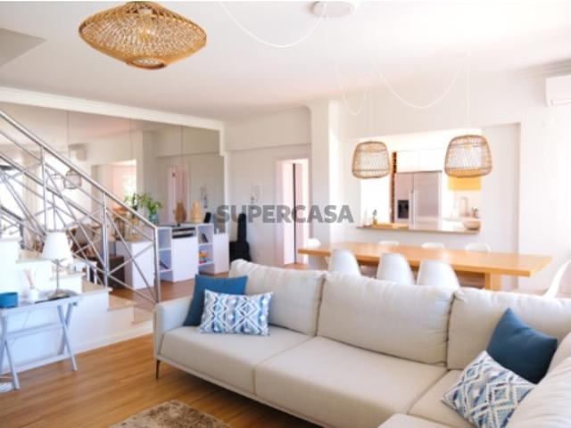 Moradia geminada T4 na Prestigiada Zona de Soltroia Rio