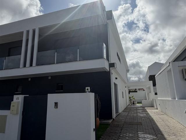 Moradia Geminada T4 Nova com Piscina 154m² Fernão Ferro