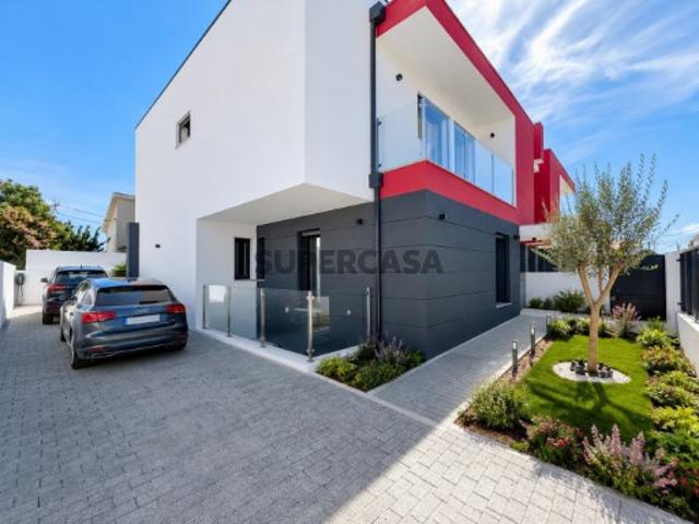 Moradia Geminada T4 Nova em Tires