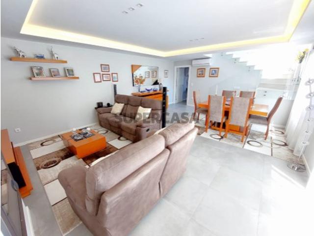Moradia Geminada T4 + Anexo T0. Boa Água III Quinta do Conde