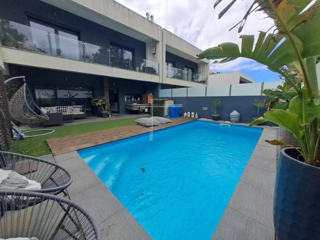 Moradia geminada T4, arquitetura contemporânea com garagem e piscina Quintinhas