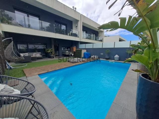 Moradia geminada T4, arquitetura contemporânea com garagem e piscina Quintinhas