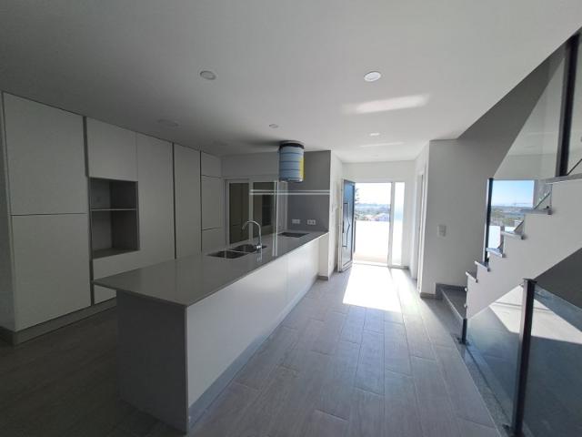 Moradia geminada T4, arquitetura contemporânea com garagem Vale de Milhaços