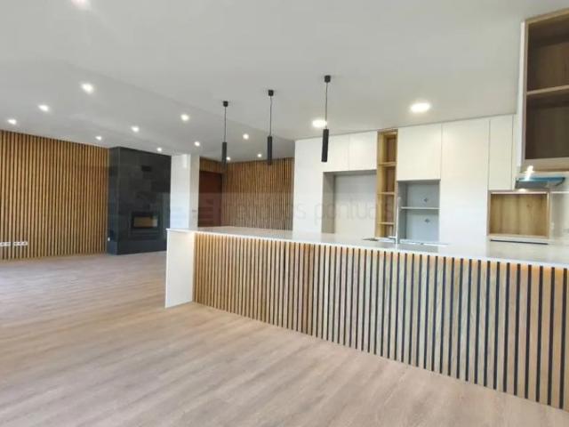 Moradia Geminada T4, com 2 suites