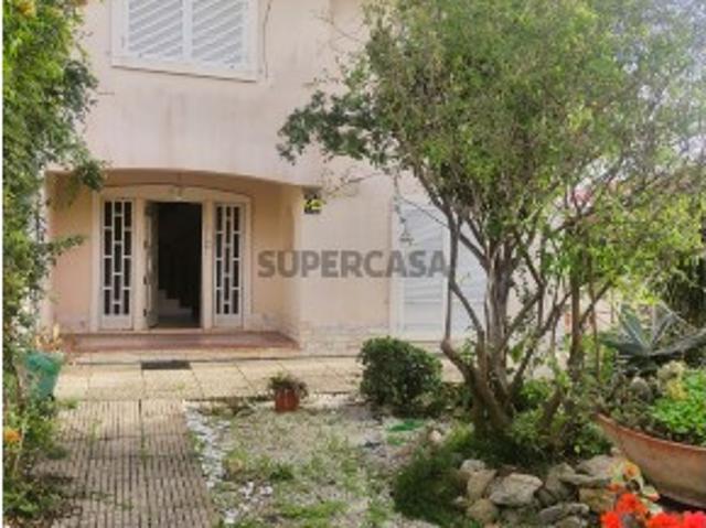Moradia geminada T4+1 com 388m2, zona da Abrunheira, Sintra