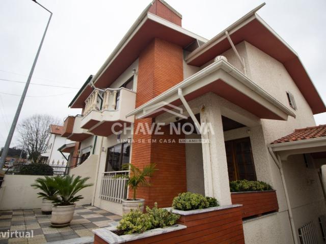 Moradia Geminada T4 com box situada em Pedroso