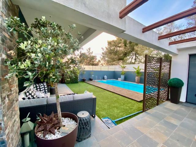 Moradia Geminada T4 com Piscina e garagem, nas Quintinhas Charneca da Caparica