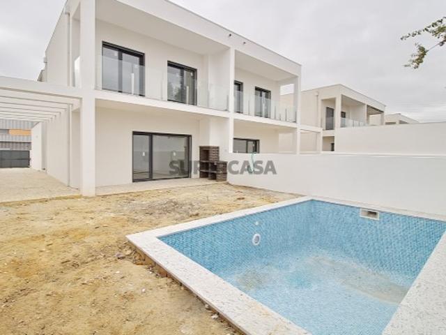 Moradia Geminada T4 Com Piscina e Suite PRONTA A HABITAR