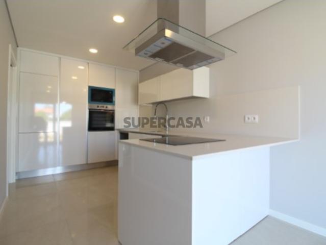 Moradia Geminada T4 com Piscina varandas e suite com closet