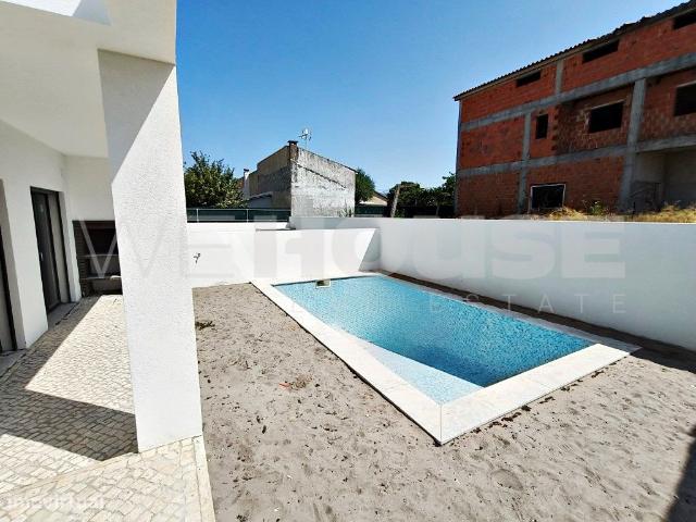 Moradia Geminada T4 com Piscina varandas e suite com closet