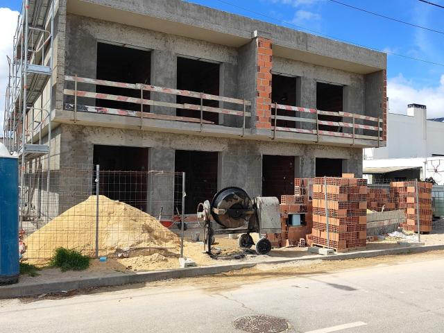 MORADIA GEMINADA T4 COM PISCINA