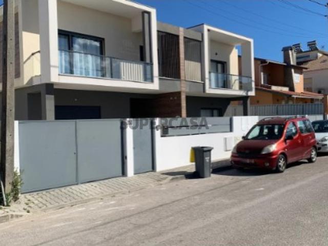 Moradia Geminada T4 C/Piscina Fernão Ferro