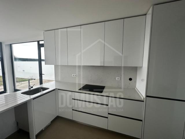 Moradia geminada T4 em Oliveirinha