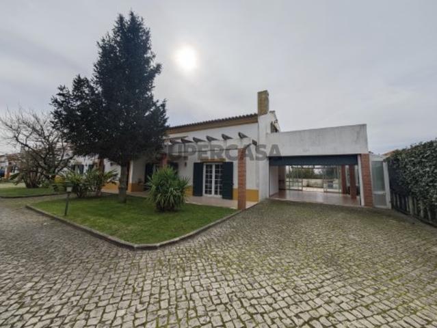 Moradia Geminada T4 em condomínio fechado a poucos Quilómetros de Setúbal