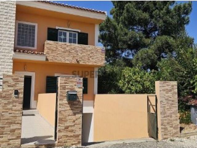 Moradia geminada T4 em Gâmbia Pontes Alto da Guerra