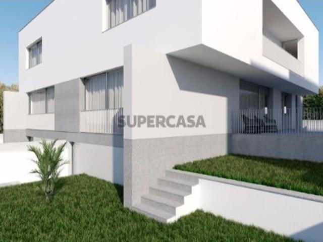 Moradia Geminada T4 Suites com terraço no último piso