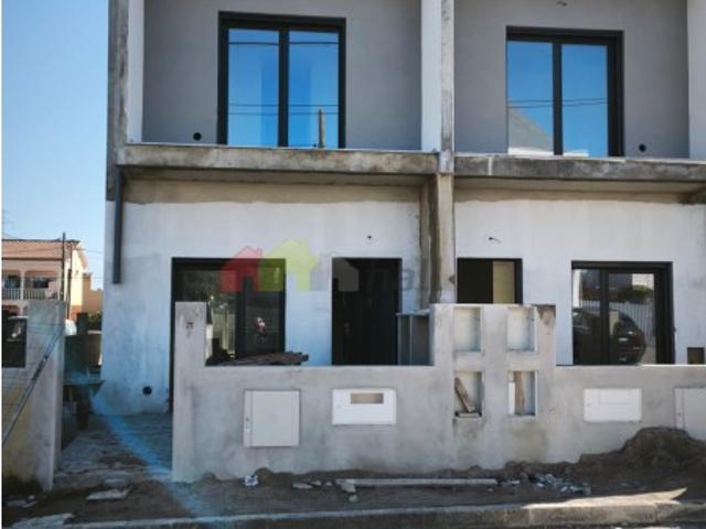 Moradia Geminada T4 TRIPLEX Fernão Ferro