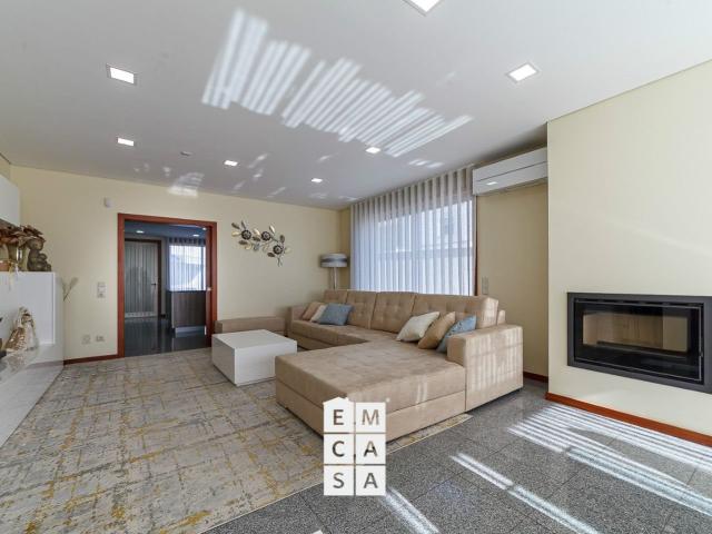 Moradia Geminada T4 Venda em Santa Maria da Feira, Travanca. 230m² Feira
