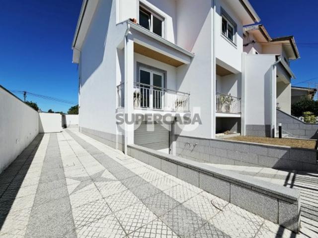 Moradia Geminada T4 Zona Residencial