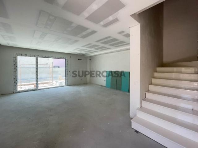 Moradia Geminada T4 3 Suítes, Piscina e Garagem Fernão Ferro