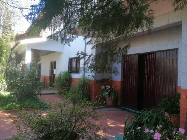 Moradia geminada T5+1 com jardim, no Fundão, Beira Baixa