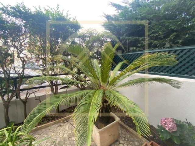 Moradia geminada T5 com Jardim em Carcavelos