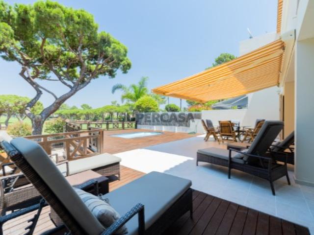 Moradia geminada T5 com piscina e vista golfe, em Vilamoura