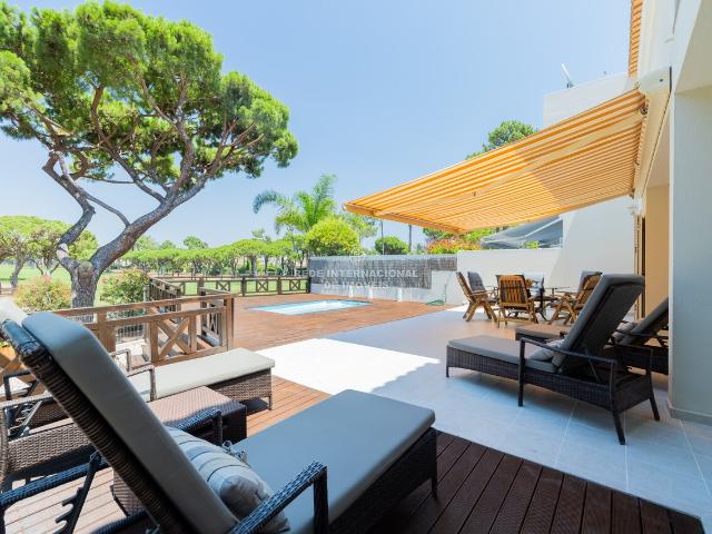 Moradia geminada T5 com piscina e vista golfe, em Vilamoura