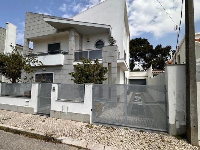 Moradia geminada T5 em Charneca de Caparica e Sobreda de 166 m²