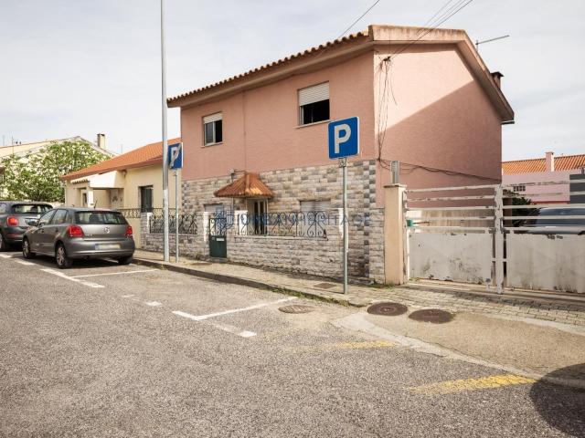 Moradia Geminada T5 Venda em Mina de Água,Amadora 100m² Mina de Água