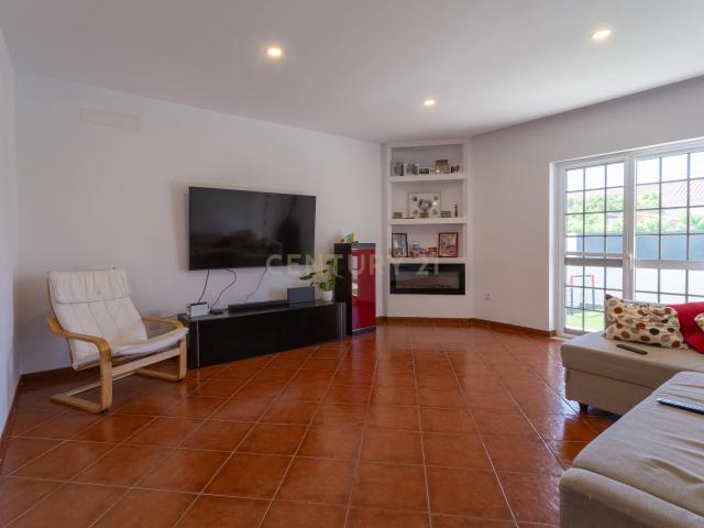 Moradia Geminada T5 – 243 m² | Lote 375 m²