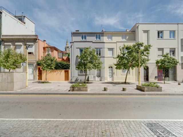Moradia Geminada T6 com Logradouro | Marquês – Porto