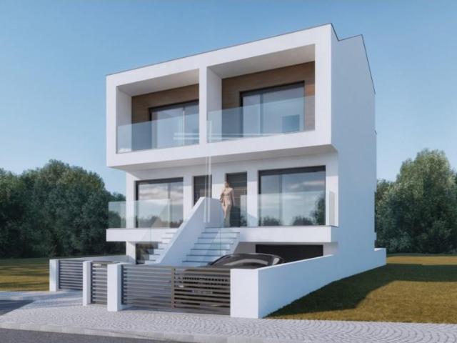Moradia geminada T2+1, arquitetura contemporânea com garagem. 120m² Corroios