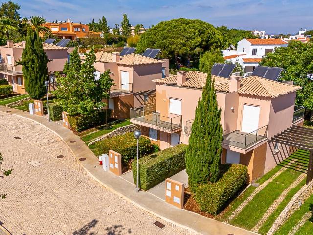 Moradia geminada T2+1 para venda em condomínio de luxo em Ca. 150m² Lagoa e Carvoeiro