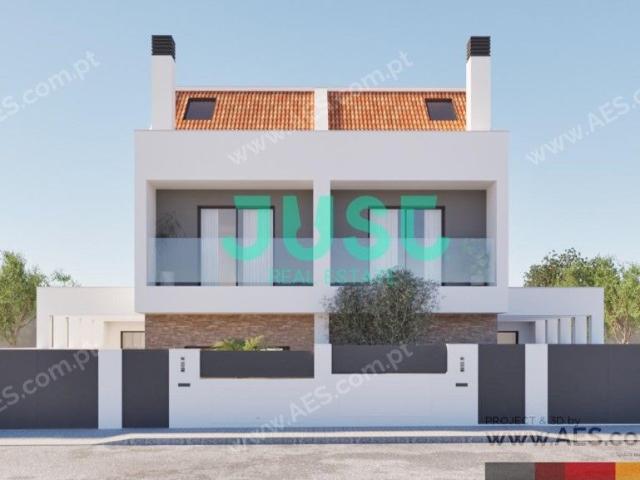 Moradia Geminada T2+2 com piscina para venda no Fanqueiro