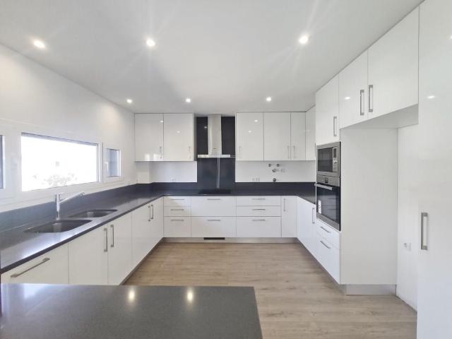 Moradia geminada T2, arquitetura contemporânea com garagem. 70m² Corroios