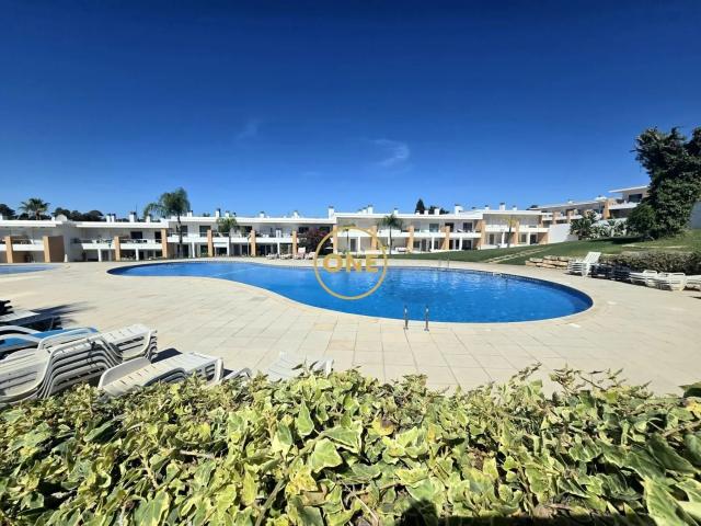 Moradia Geminada T2 com garagem e piscina 97m² Albufeira e Olhos de Água