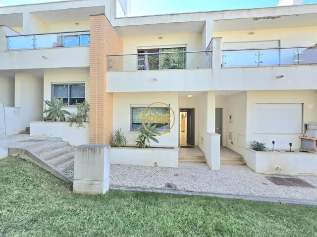Moradia Geminada T2 com garagem e piscina