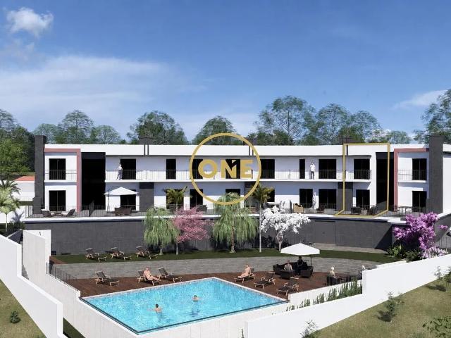 Moradia Geminada T2 em Condomínio com Piscina — Fanhões, Loures