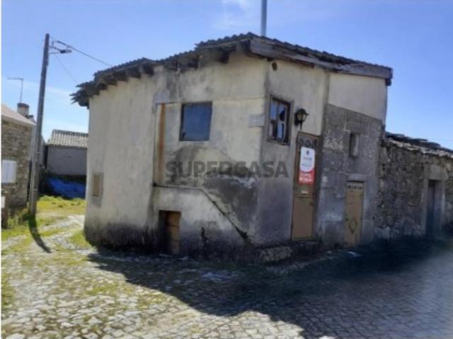 Moradia geminada T2 para reconstruir